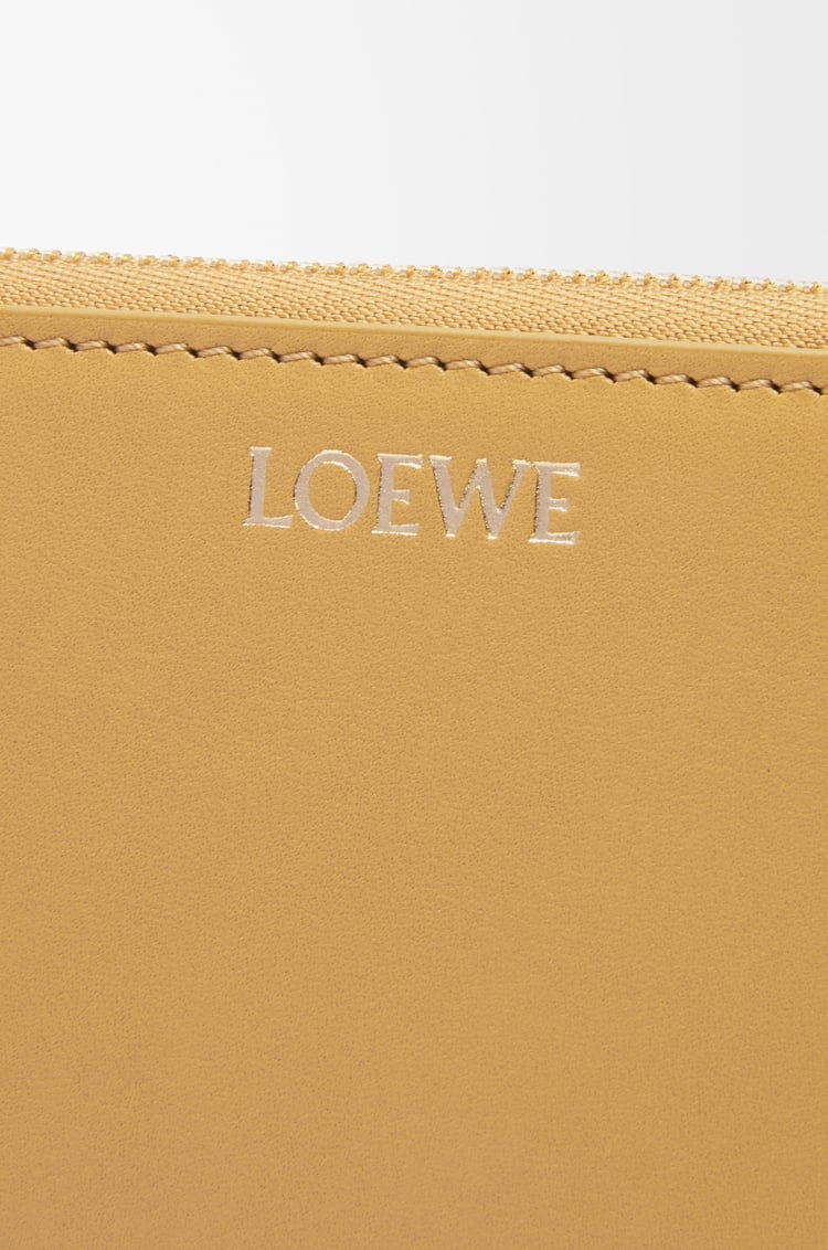 LOEWE Cartera con cremallera Knot en piel napa de ternera Sáhara/Carmesí