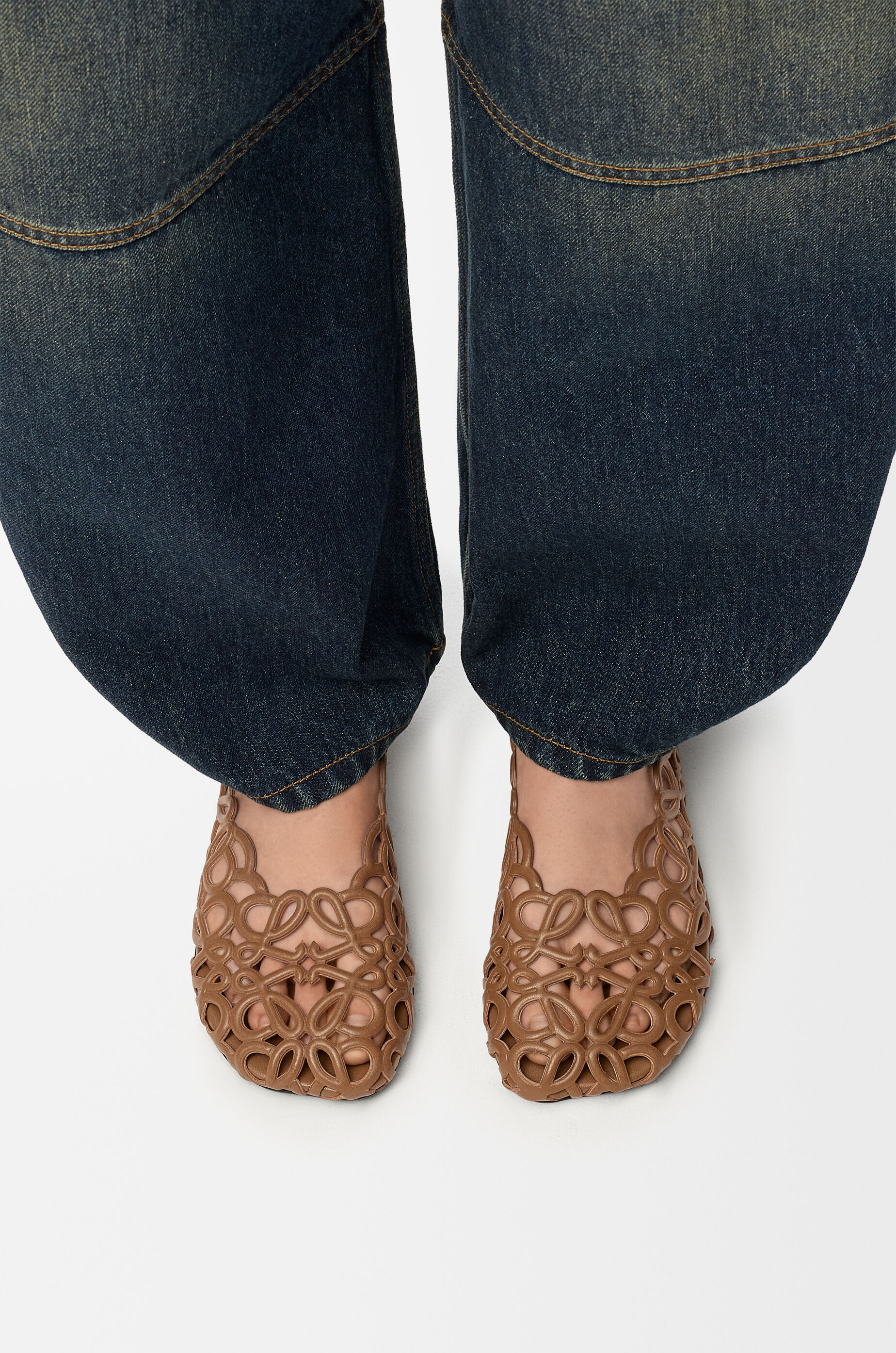 大幅値下げ　LOEWE トイバレリーナ Petal Anagram ballerina in lambskin Brown - LOEWE APAC official