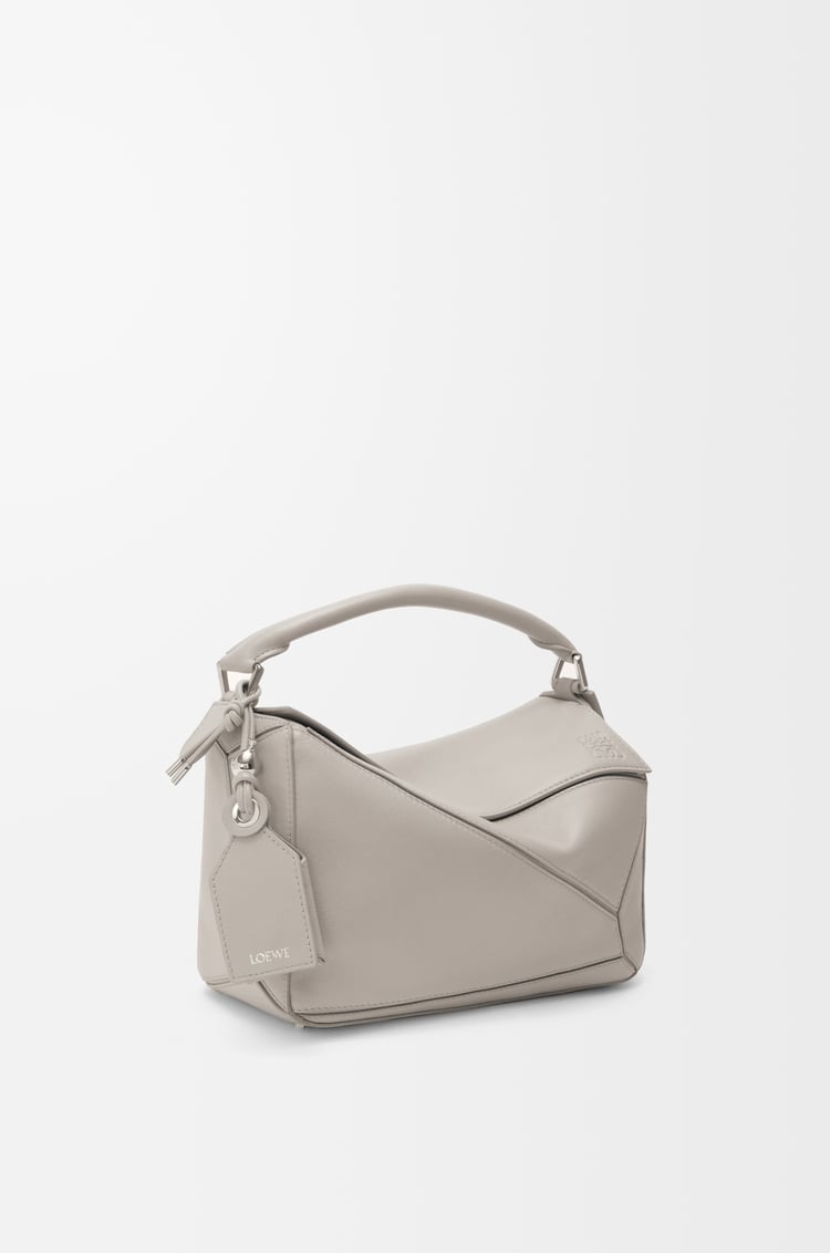 LOEWE Bolso Featherlight Puzzle pequeño en piel napa de cordero ligera Gris Valva