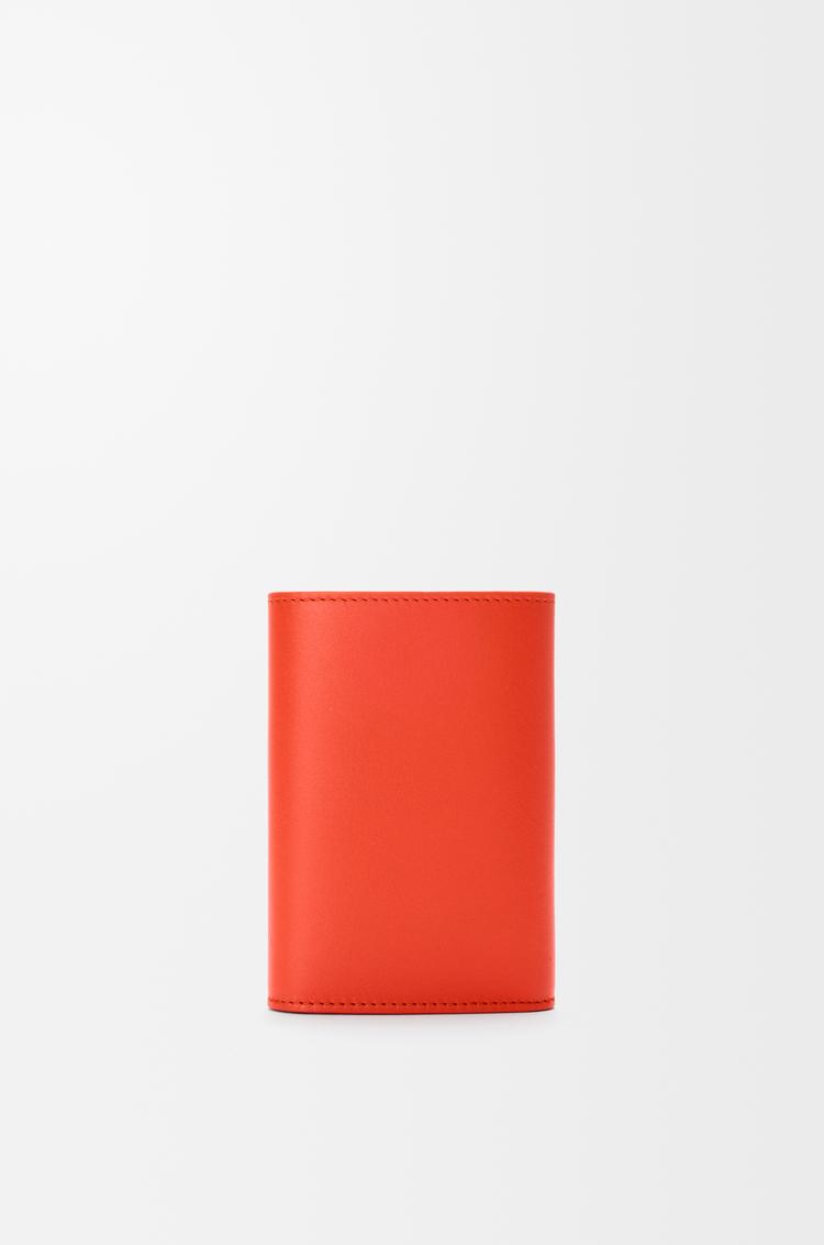 LOEWE Cartera vertical pequeña Pebble en piel napa de ternera brillante Naranja Amanecer