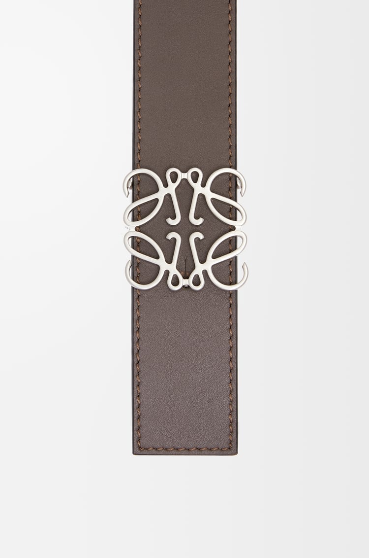 LOEWE Cinturón reversible en piel de ternera lisa con Anagrama Piedra Oscuro/Desierto Cálido
