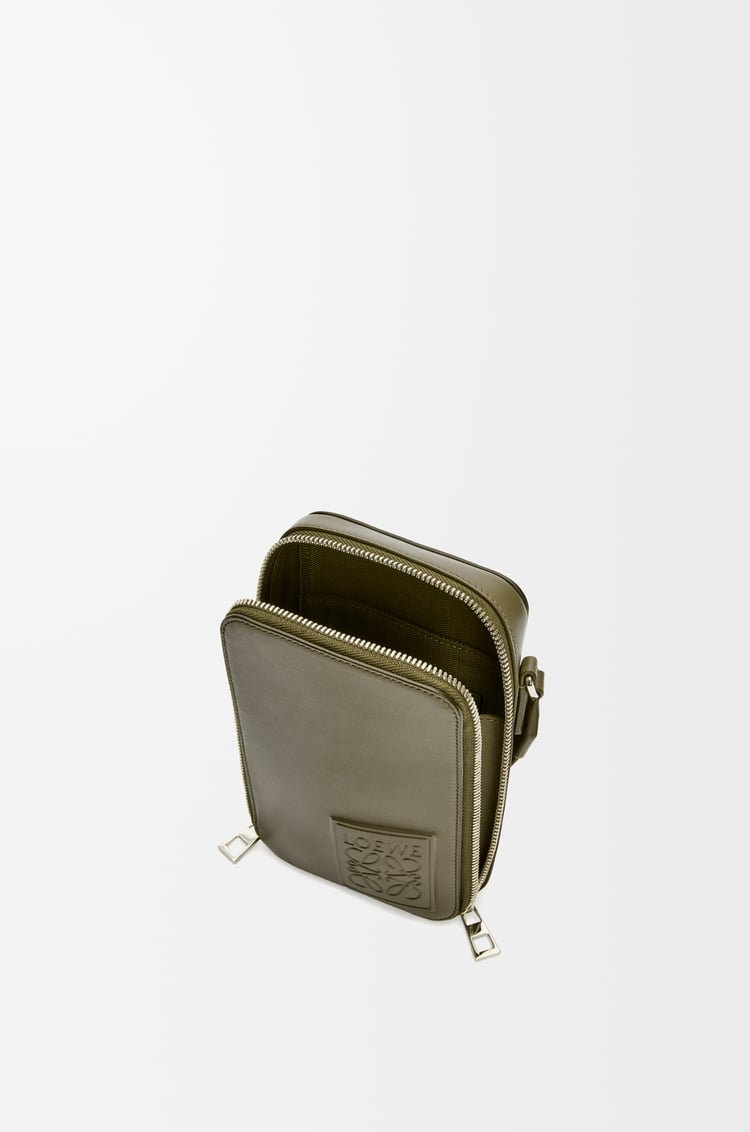 LOEWE Vertical crossbody pocket en piel de ternera Verde Caqui