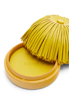 LOEWE Pequeña caja en forma de borla de cerámica y piel de ternera Amarillo plp_rd