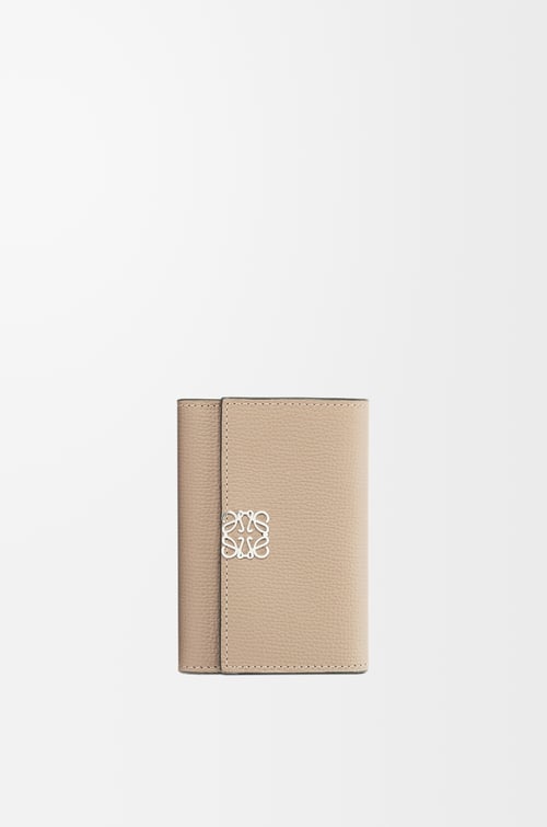 LOEWE Anagram small vertical wallet in pebble grained calfskin Sand
