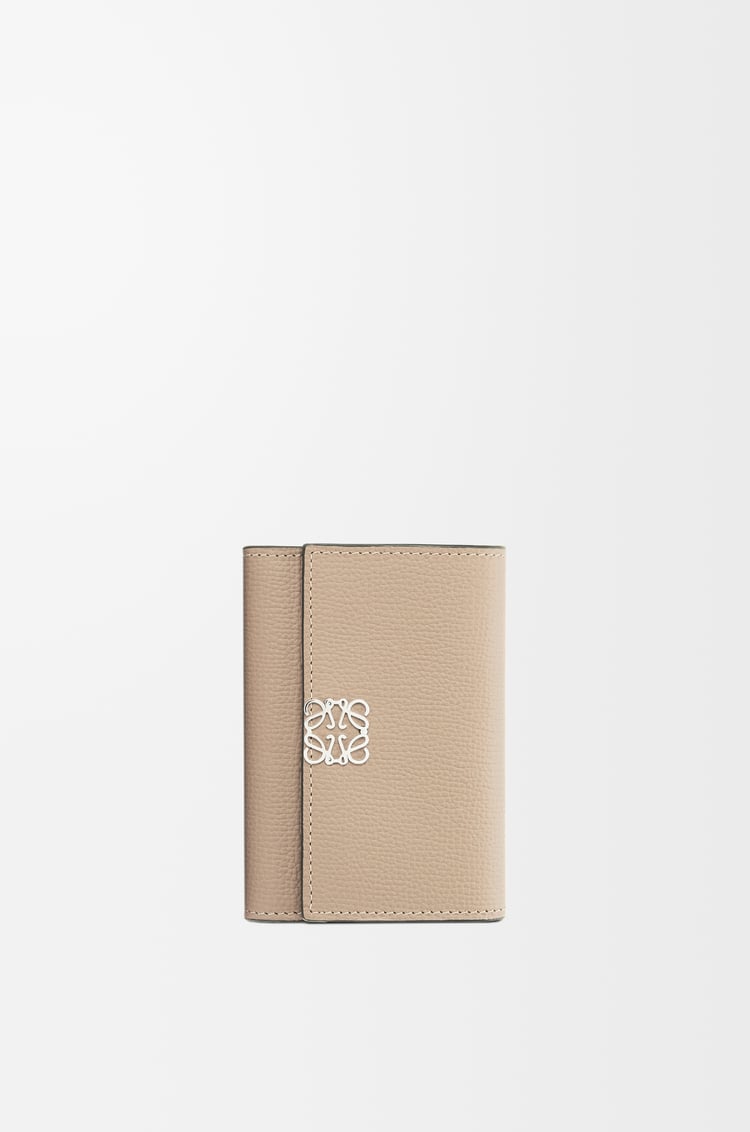 LOEWE 小型鵝卵石紋小牛皮 Anagram 直式錢包 沙色
