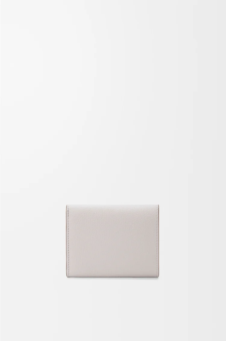 LOEWE Portefeuille à trois volets Anagram en cuir de veau grainé Light Ghost