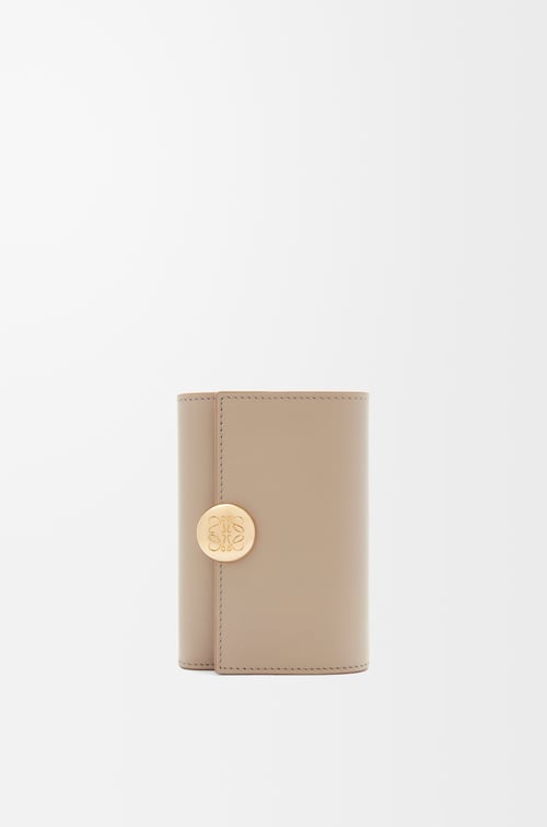 LOEWE Pebble small vertical wallet in shiny nappa calfskin Sand plp_rd