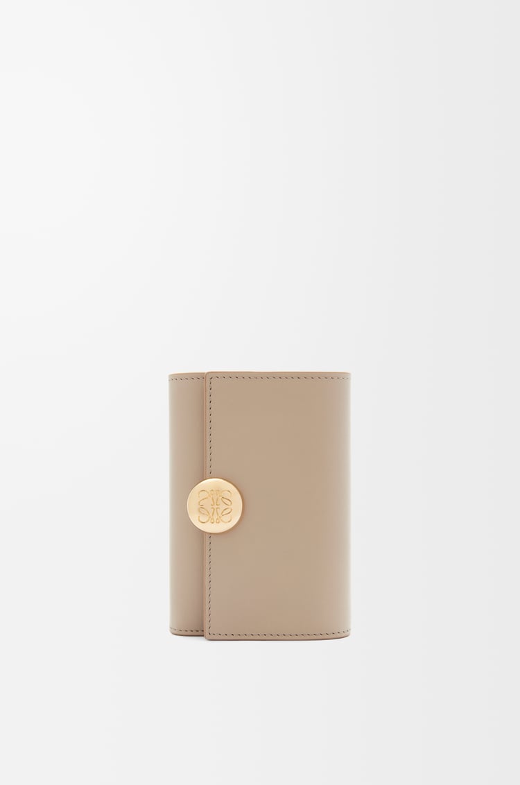 LOEWE Cartera vertical pequeña Pebble en piel napa de ternera Arena