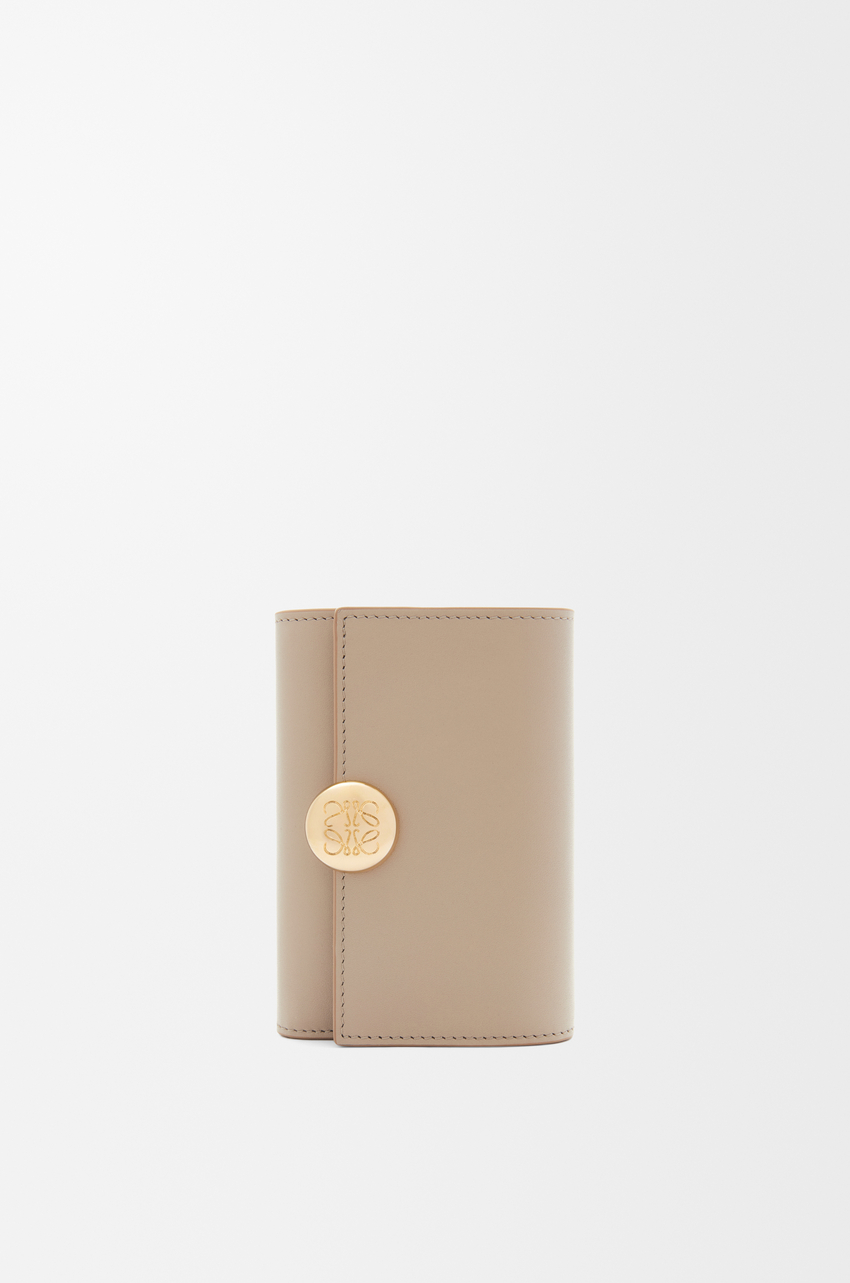 Pebble small vertical wallet in shiny nappa calfskin