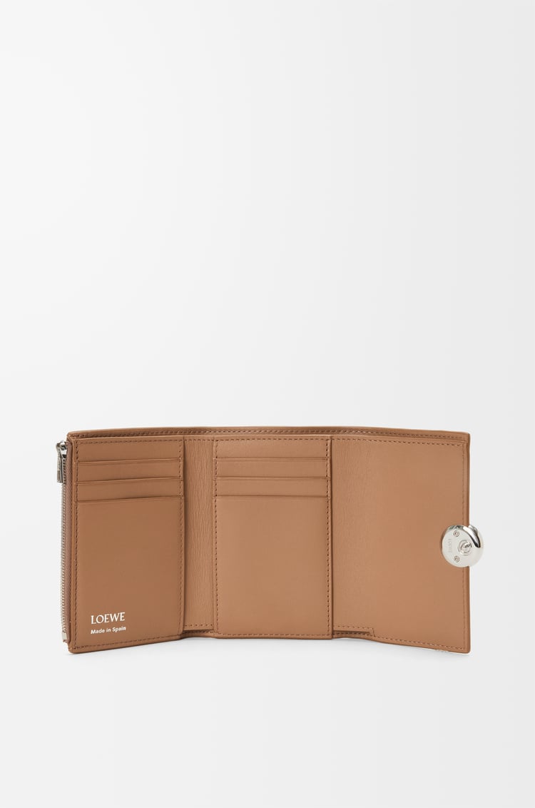 LOEWE Petit portefeuille vertical Pebble en cuir de veau grainé Moka