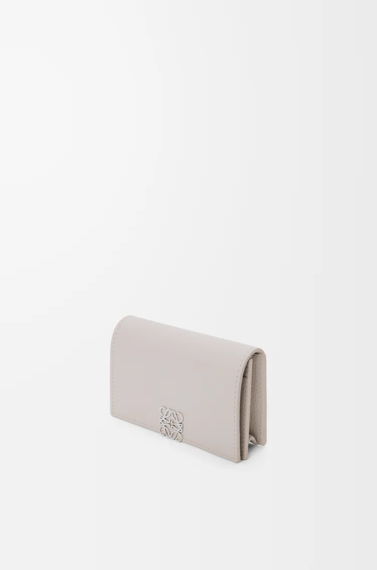 LOEWE Tarjetero Anagram en piel de ternera Gris Claro