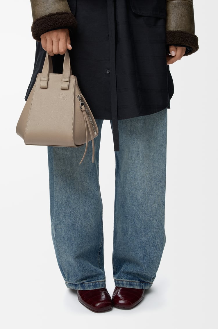 LOEWE Bolso Hammock Compact en suave piel de ternera graneada Arcilla