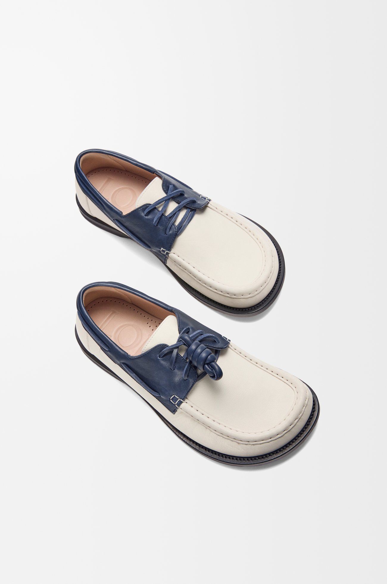 LOEWE Campo boat shoe in soft calfskin White/Navy plp_rd