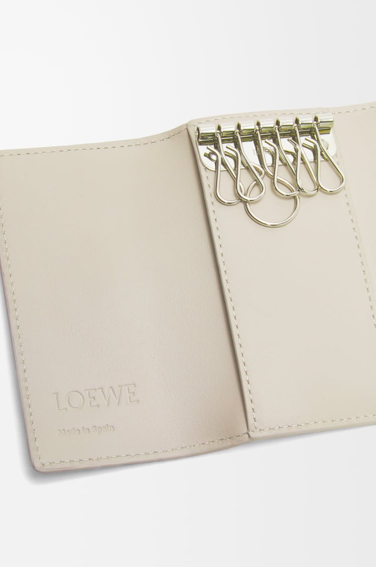 LOEWE アナグラム キーケース（ペブルグレインカーフ） ライトゴースト
