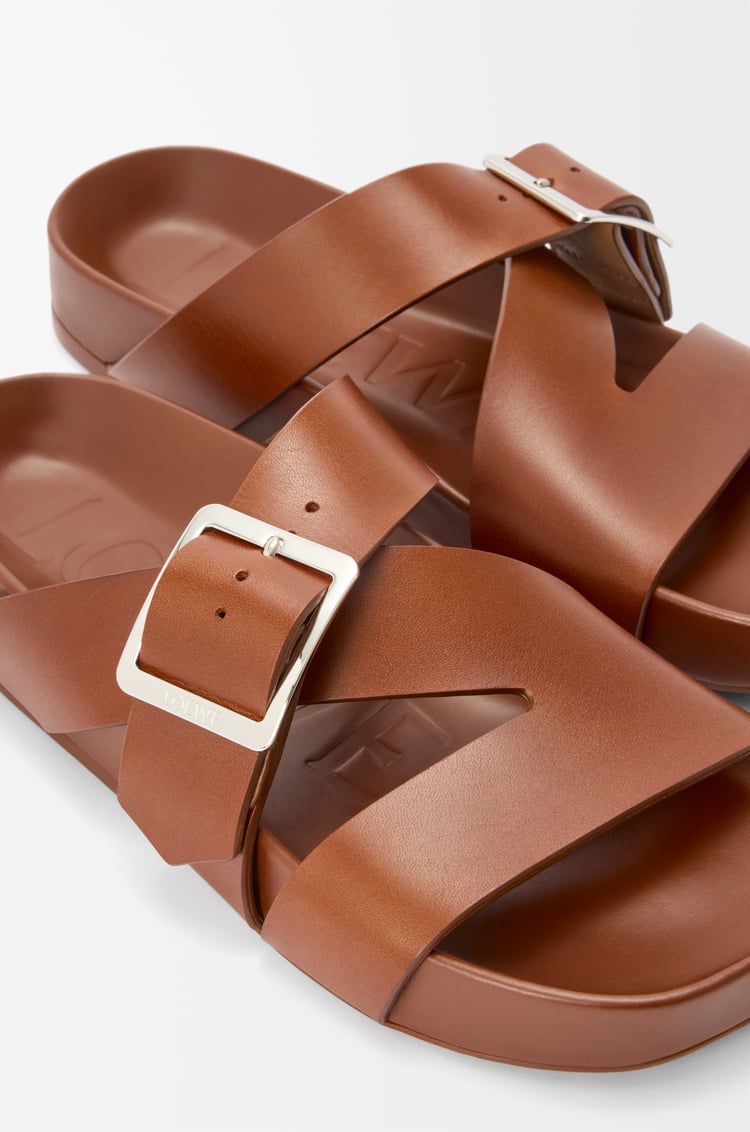 LOEWE Sandalia Ease Buckle en piel de ternera Óxido