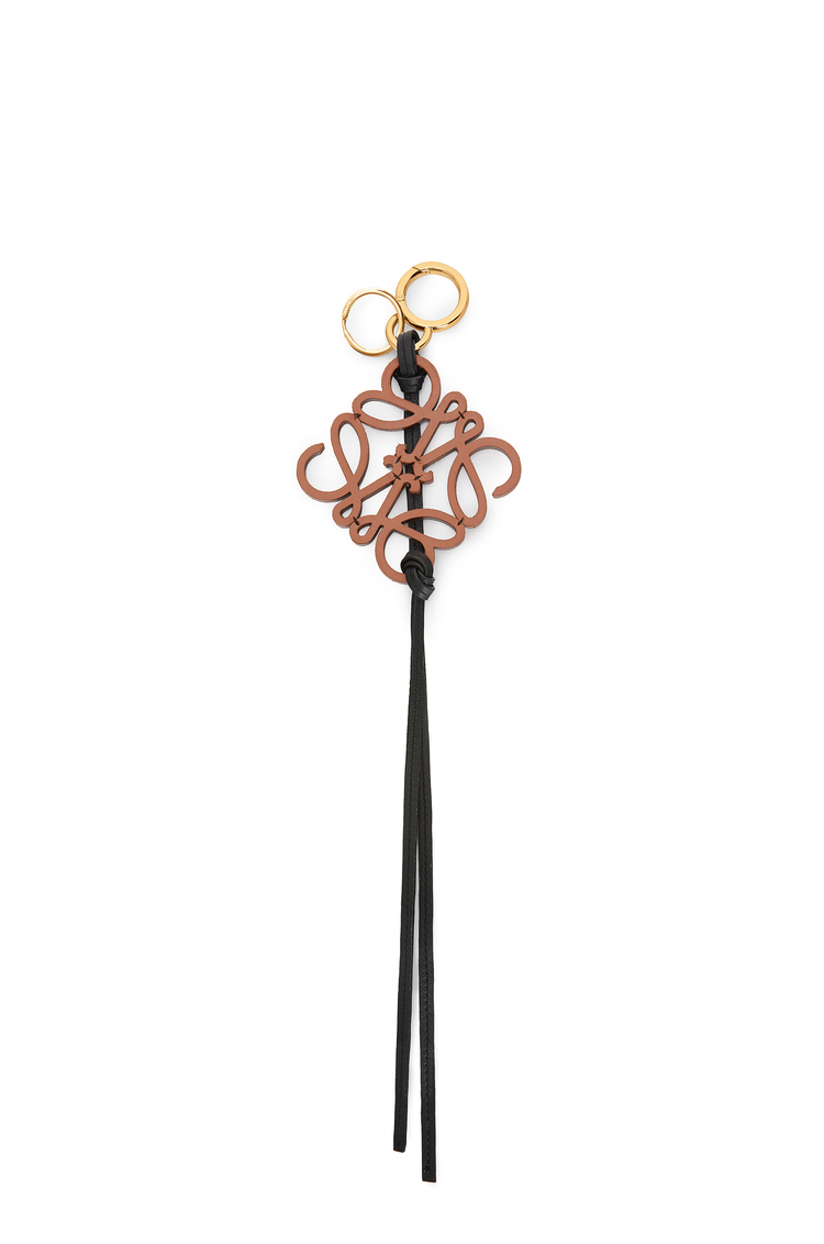 LOEWE アナグラム チャーム タン