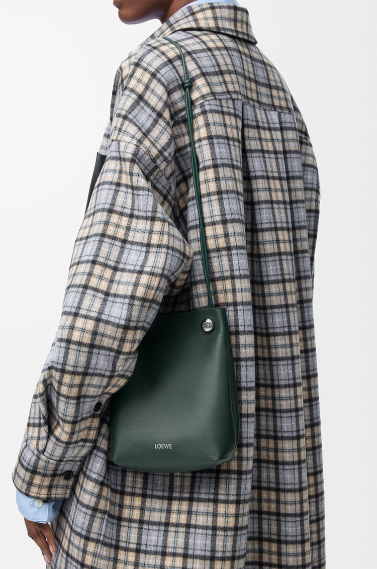 LOEWE ぺブル ポーチ（スムースカーフ） シャーウッドグリーン