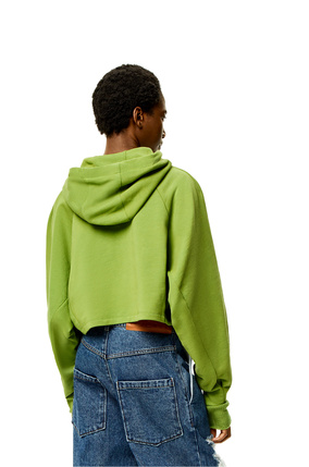 LOEWE Sudadera cropped en algodón con capucha y anagrama Verde Bean plp_rd