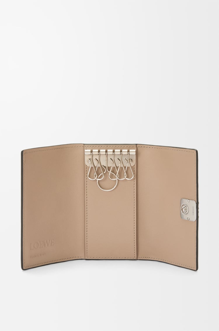 LOEWE 鵝卵石紋小牛皮 Anagram 鑰匙包 沙色