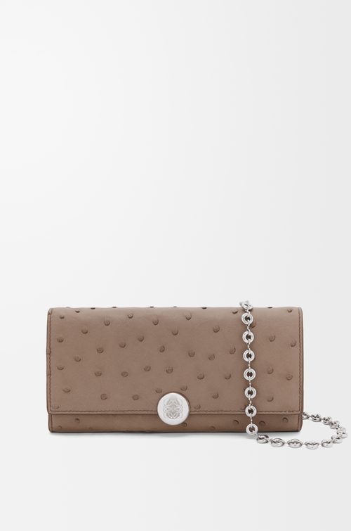 LOEWE Cartera Pebble con cadena en piel de avestruz Topo