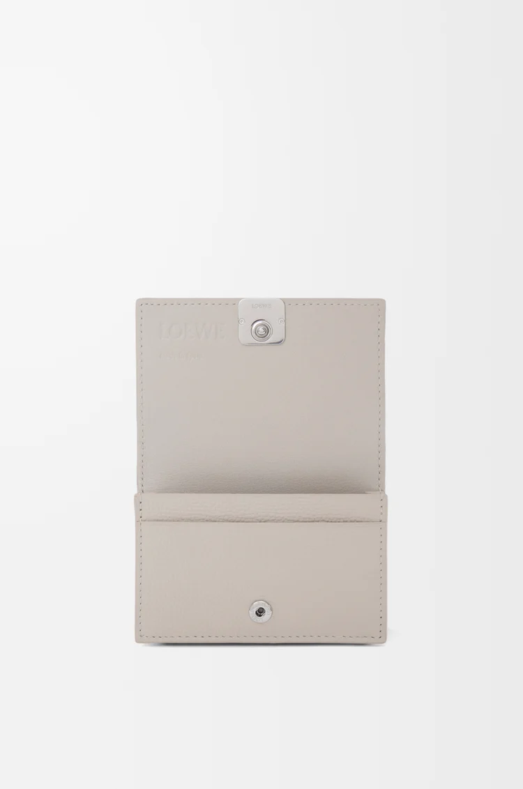 LOEWE Tarjetero Anagram en piel de ternera Gris Claro