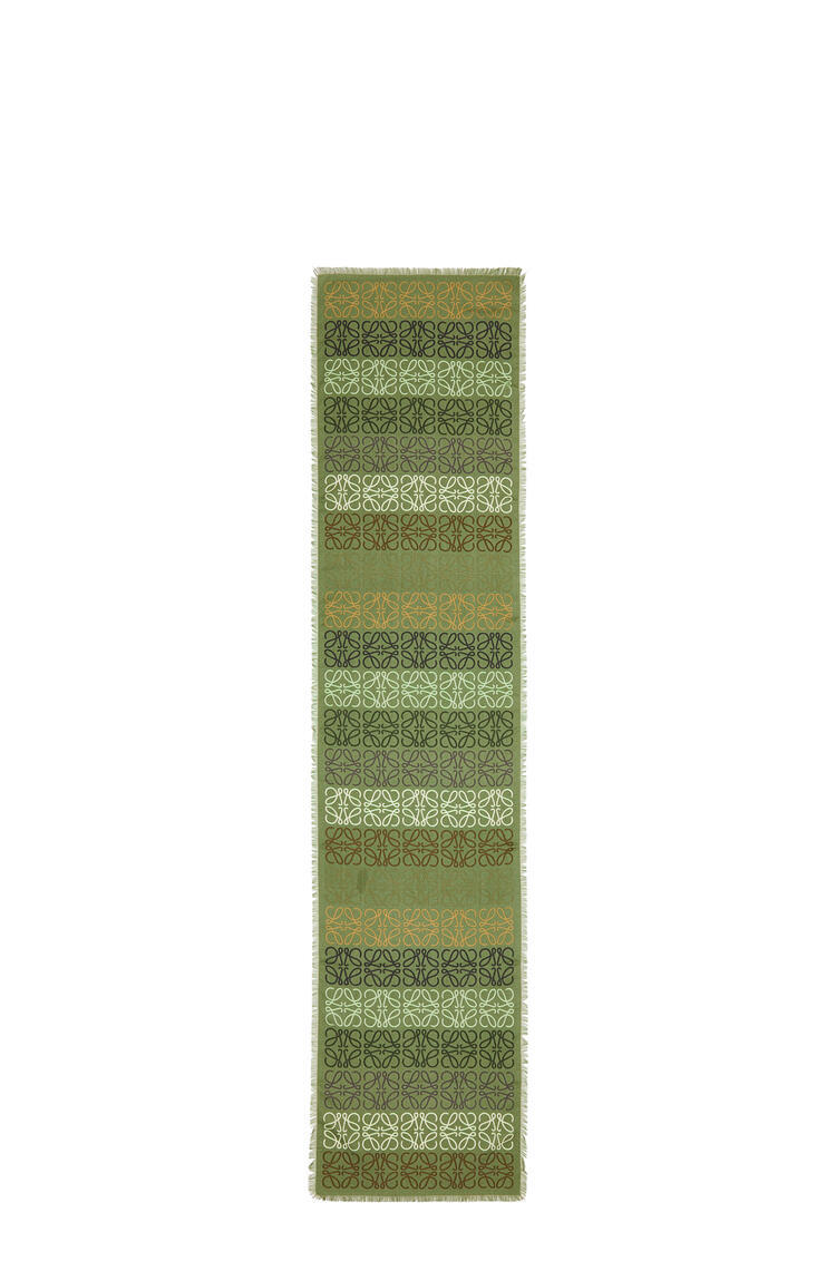 LOEWE Bufanda en lana y seda con estampado de anagramas Verde / Multicolor