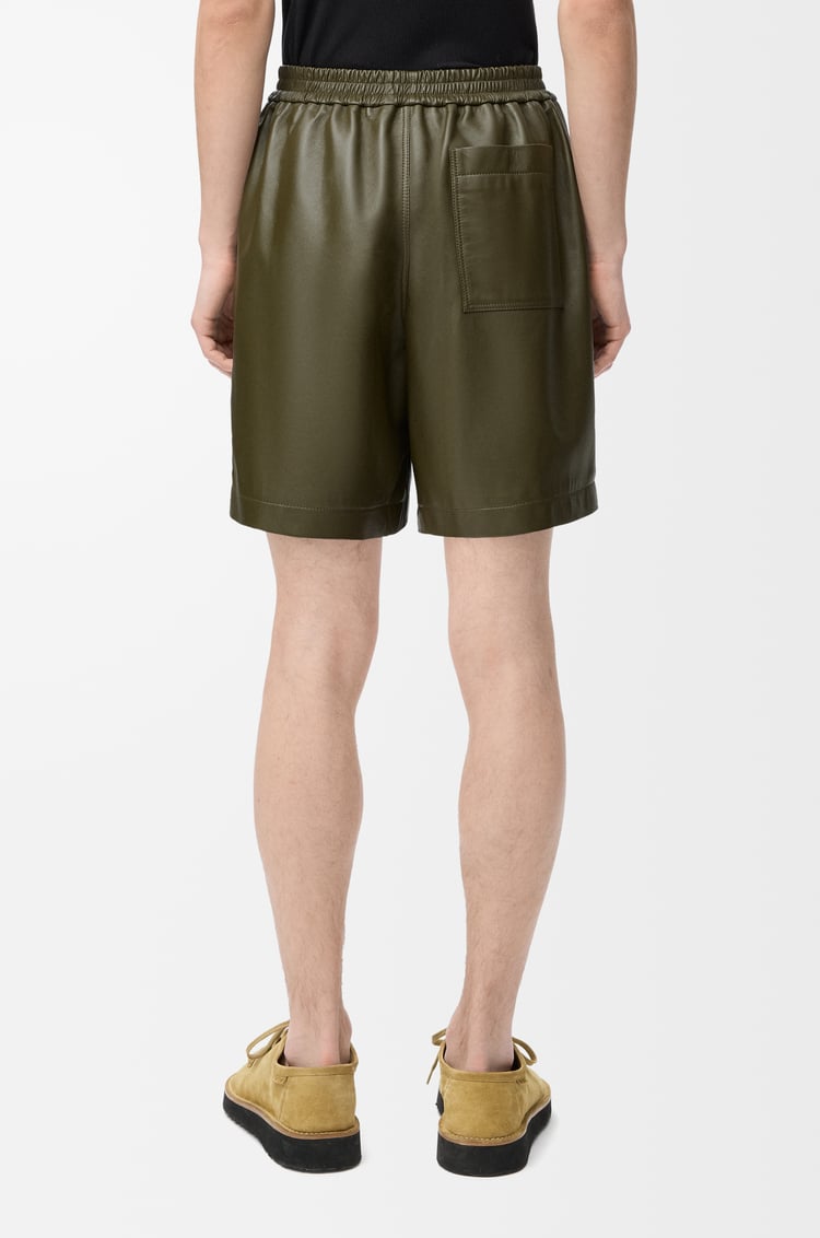 LOEWE Pantalón corto en piel napa de cordero Verde Caqui