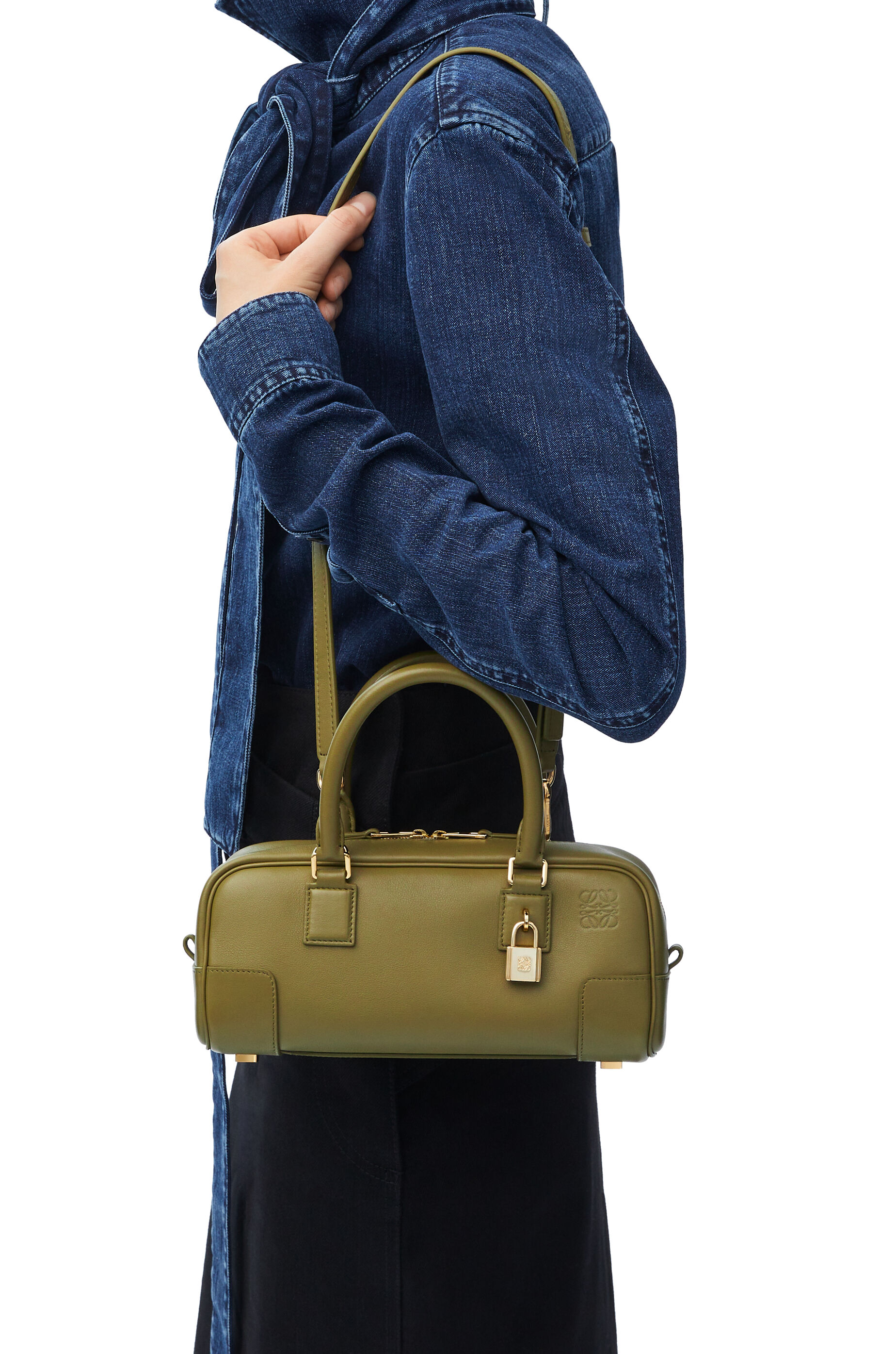 アマソナ23 クロップド バッグ（ナパカーフ） オリーブ - LOEWE