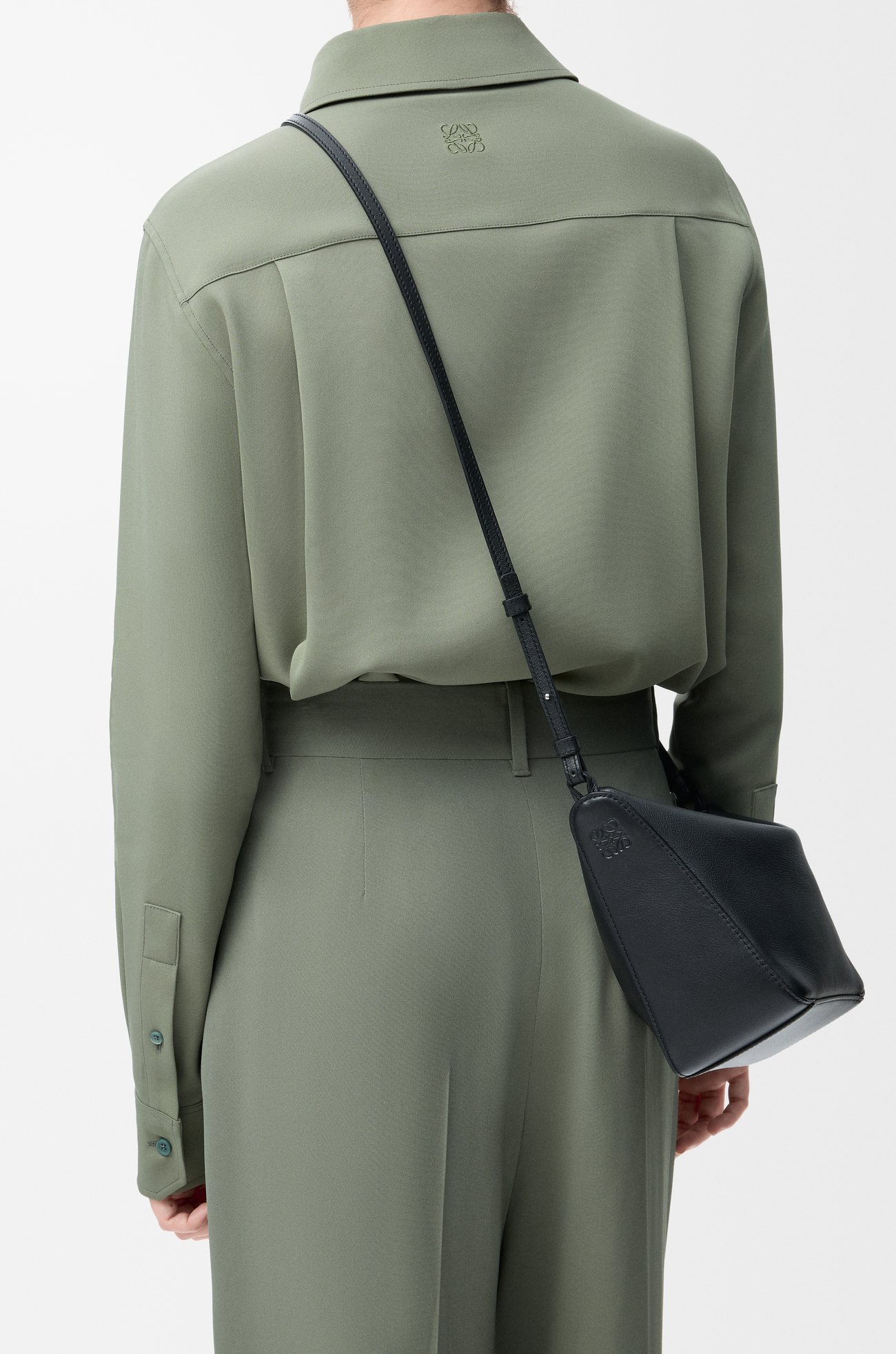 LOEWE Mini Hammock hobo in classic calfskin Black