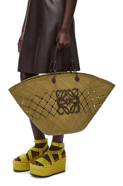 LOEWE Large Anagram Basket bag in iraca palm and calfskin 橄欖色/栗棕色 plp_rd
