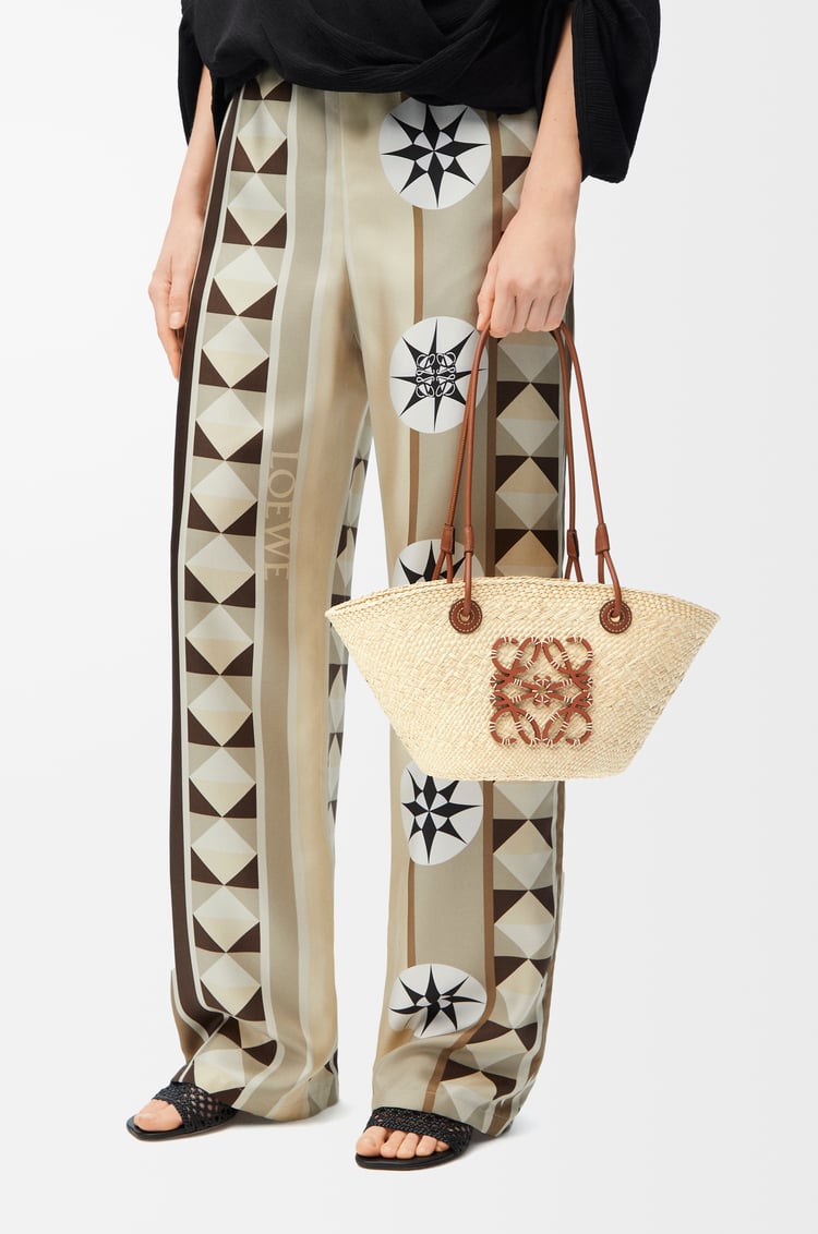 LOEWE Small Anagram Basket bag in iraca palm and calfskin Natural/Tan