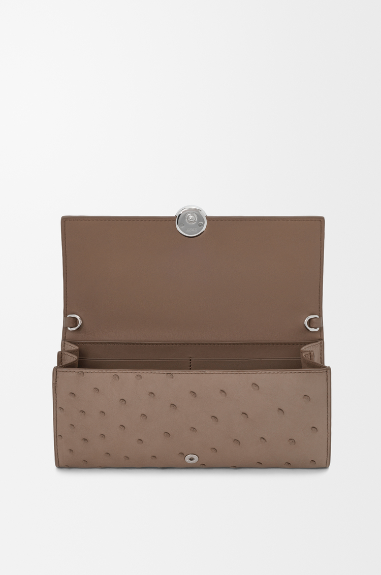 LOEWE Cartera Pebble con cadena en piel de avestruz Topo