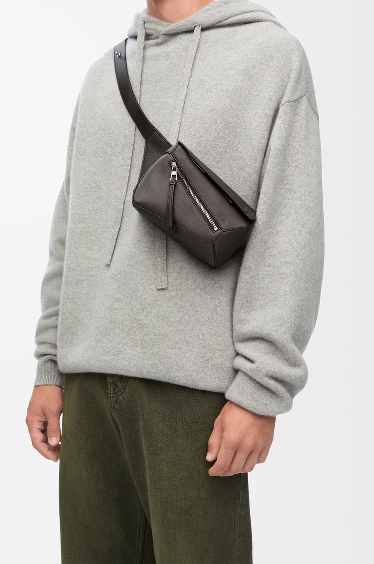 LOEWE Riñonera Puzzle mini en piel de ternera Gris Oscuro