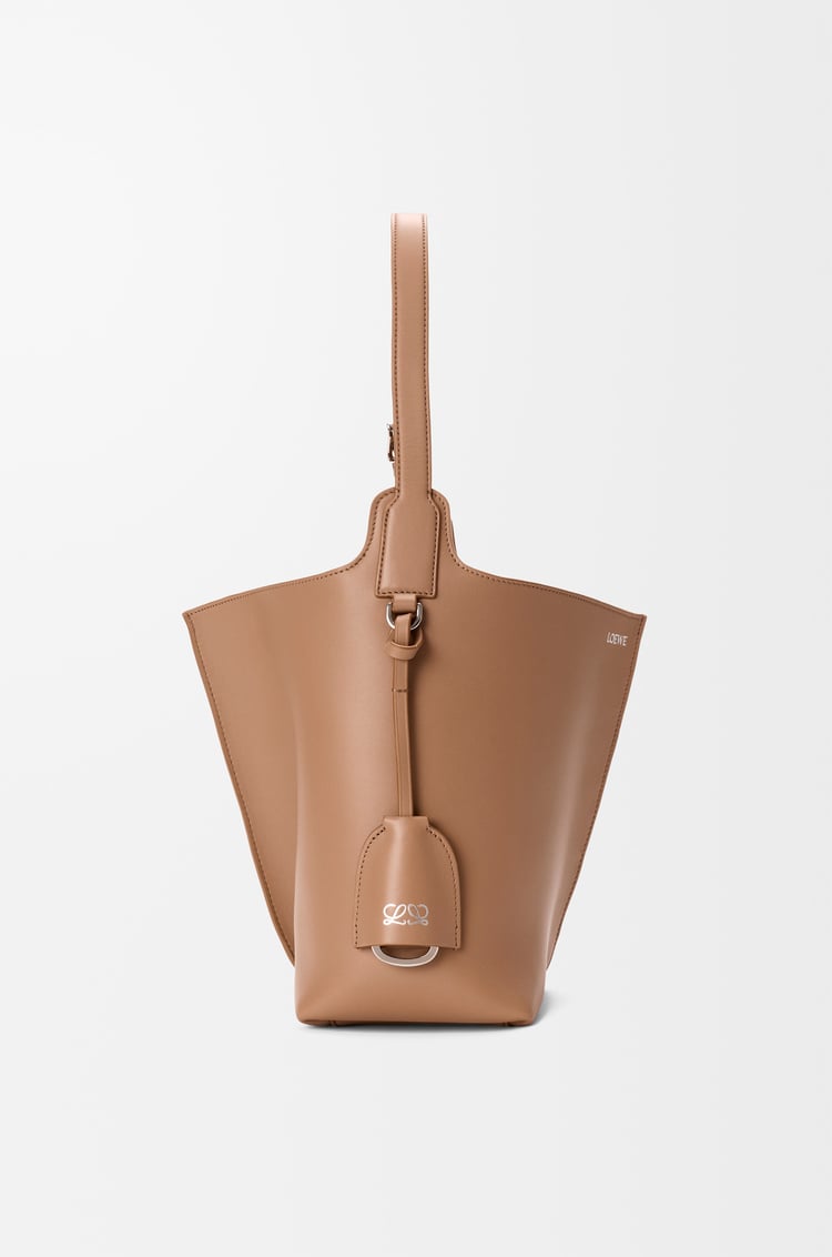 LOEWE Bolso Bilbao bucket mediano en piel de ternera lisa Moca