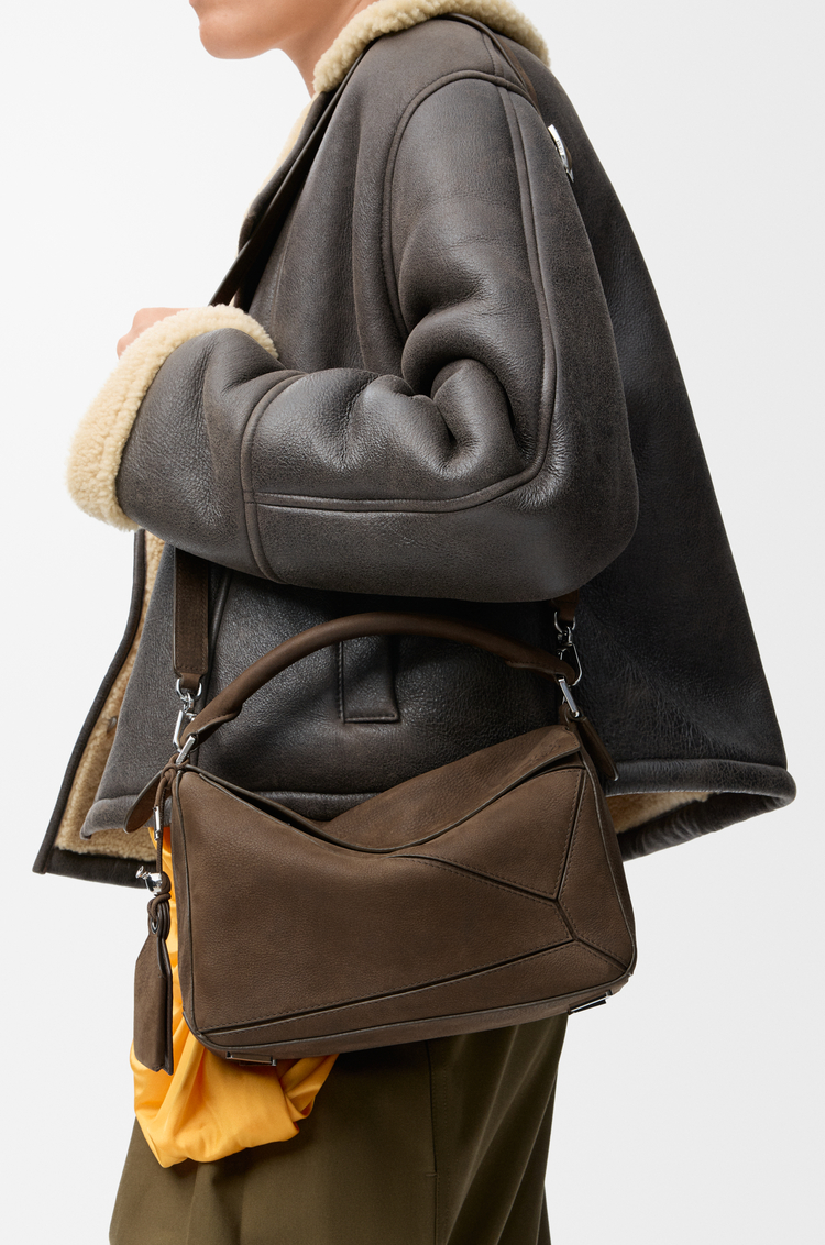 LOEWE Bolso Featherlight Puzzle pequeño en nobuck graneado Tundra