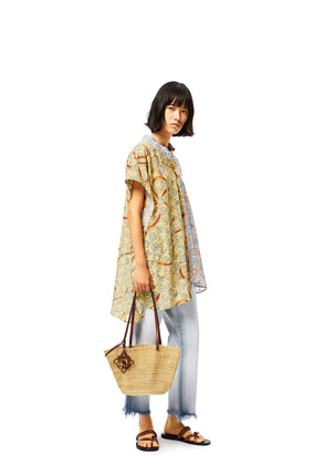 LOEWE Small Shell Basket bag in elephant grass and calfskin Natural/Pecan plp_rd