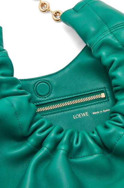 LOEWE Kleine Squeeze Tasche aus Nappa-Lammleder Smaragdgrün plp_rd