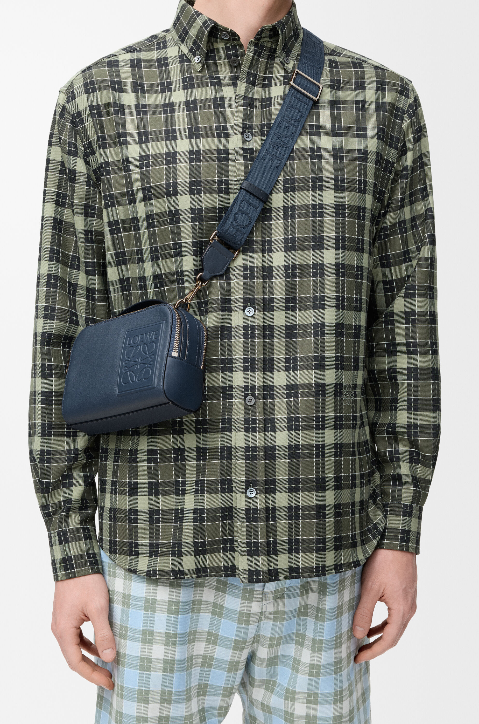 クロスボディ カメラバッグ ミニ（サテンカーフ） ブルー - LOEWE