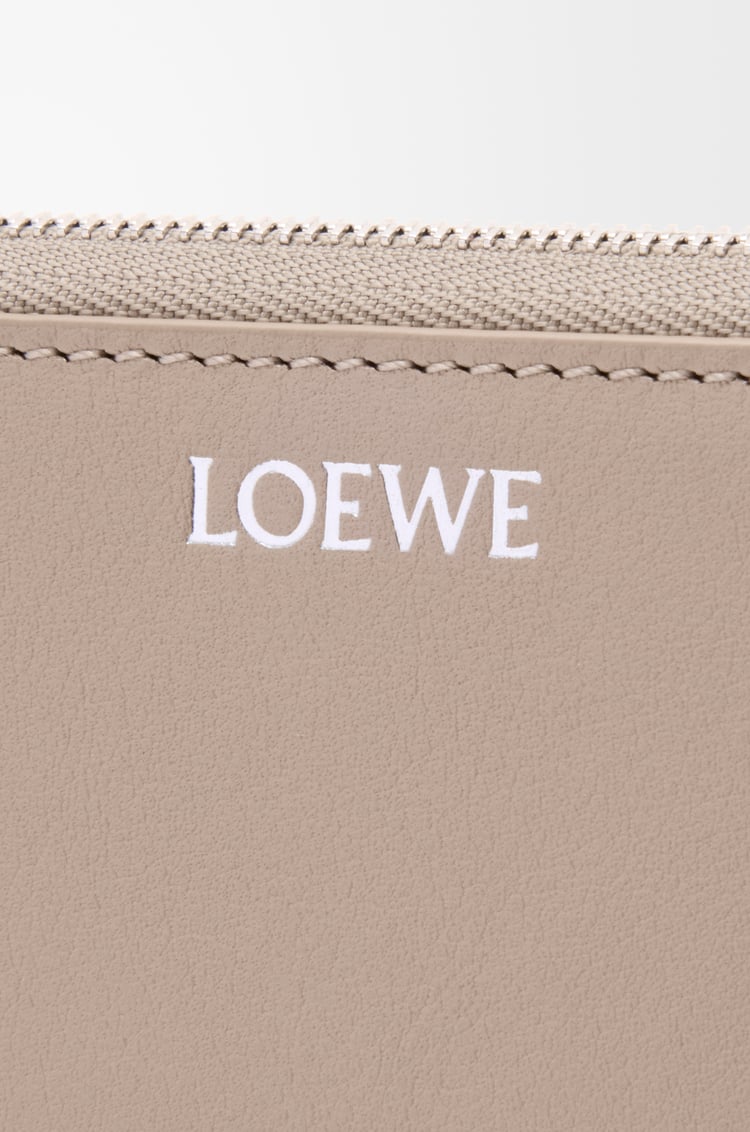 LOEWE Cartera con cremallera Knot en piel napa de ternera Arcilla/Ciruela