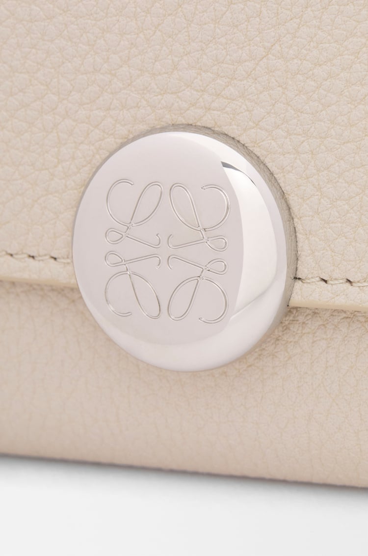 LOEWE ぺブル バーティカル ウォレット スモール（ペブルグレインカーフ） ライトゴースト
