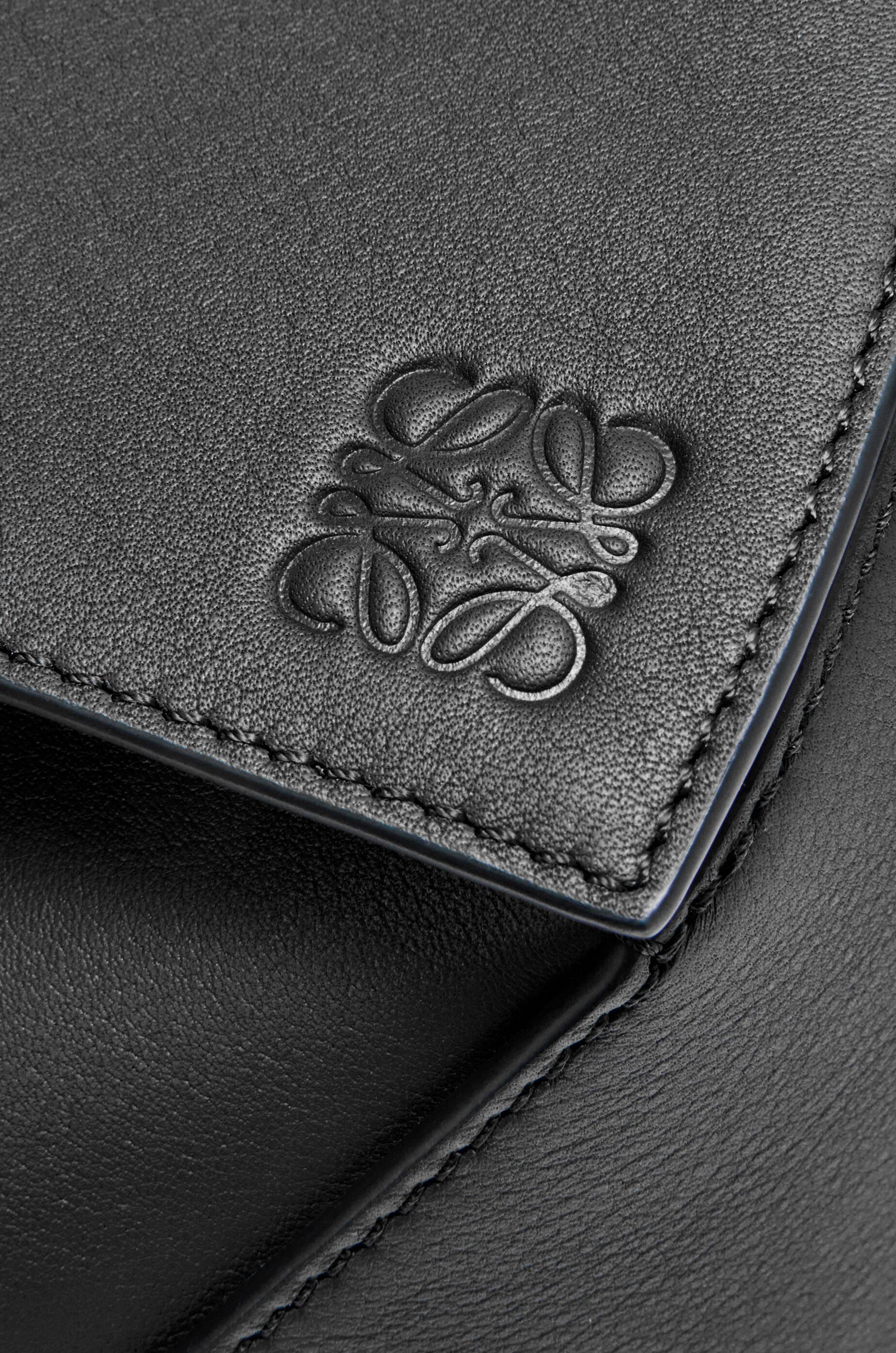 パズル バムバッグ スモール（クラシックカーフ） ブラック - LOEWE