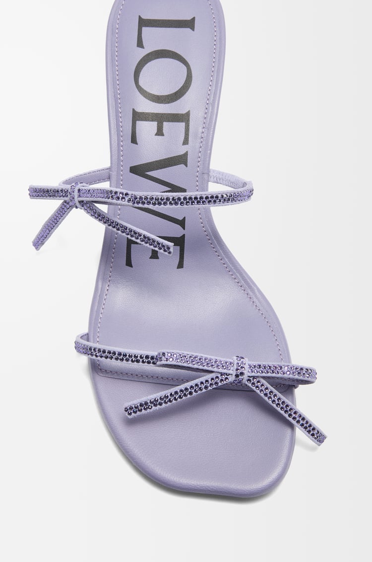 LOEWE Sandalia Petal en ante con pedrería Lila