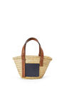 LOEWE Bolso tipo cesta pequeño en hoja de palma y piel de ternera Natural/Oceano pdp_rd