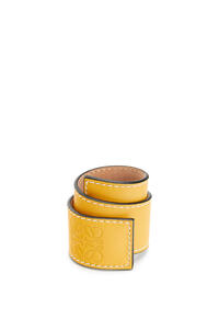 LOEWE Pulsera automática pequeña en piel de ternera Amarillo