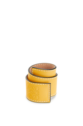LOEWE Pulsera automática pequeña en piel de ternera Amarillo plp_rd