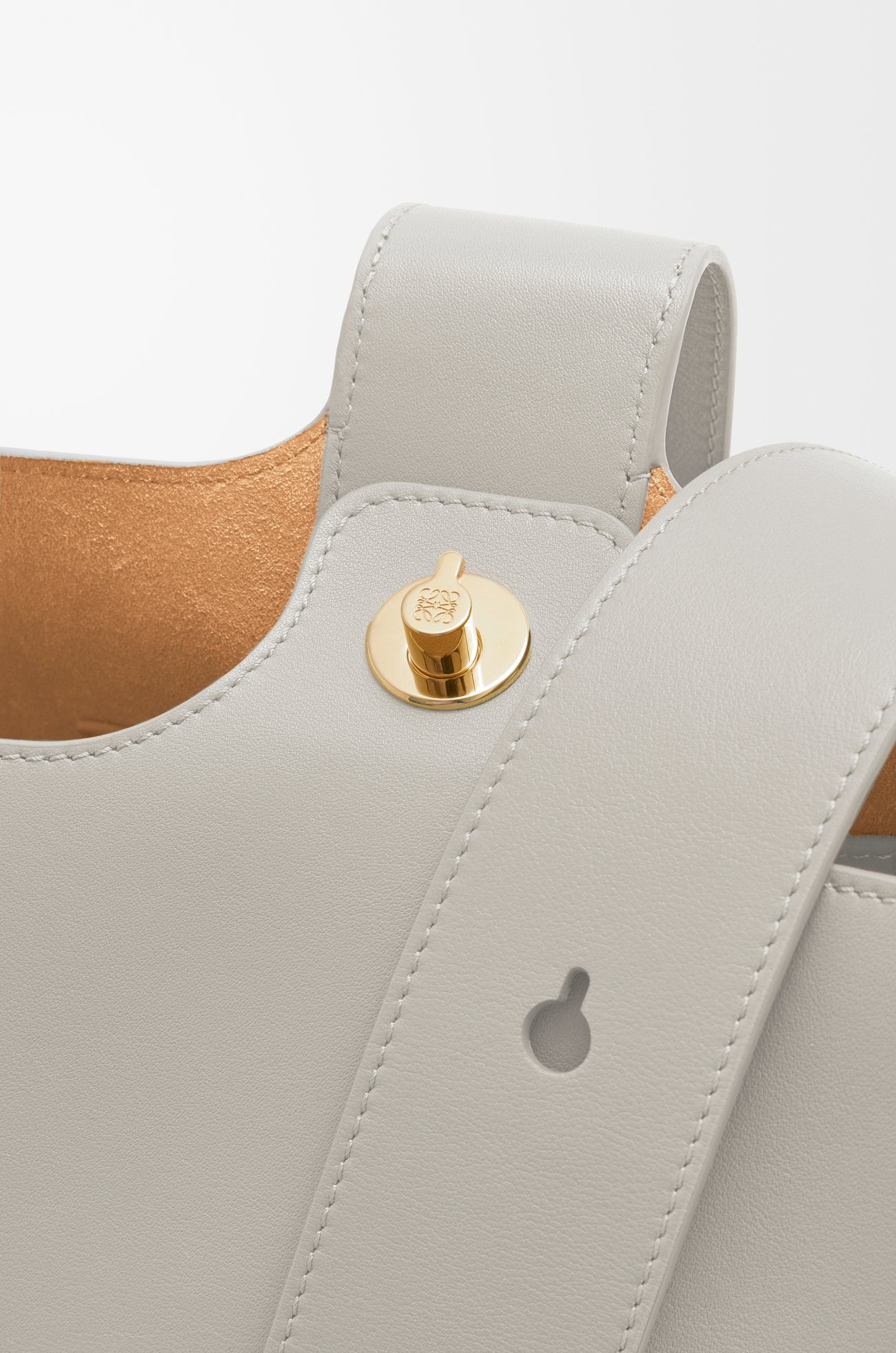 LOEWE 中型平滑小牛皮 Pebble 水桶包 貝殼灰