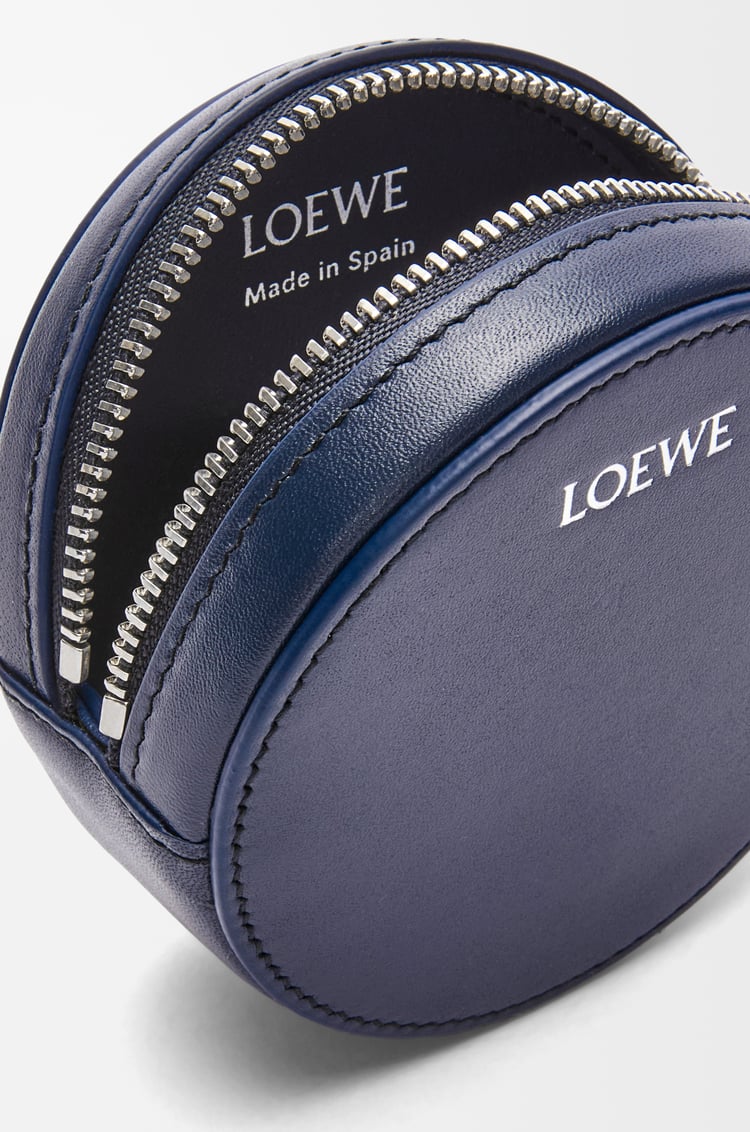 LOEWE Llavero Pebble cookie en piel napa de ternera Azul Abismo