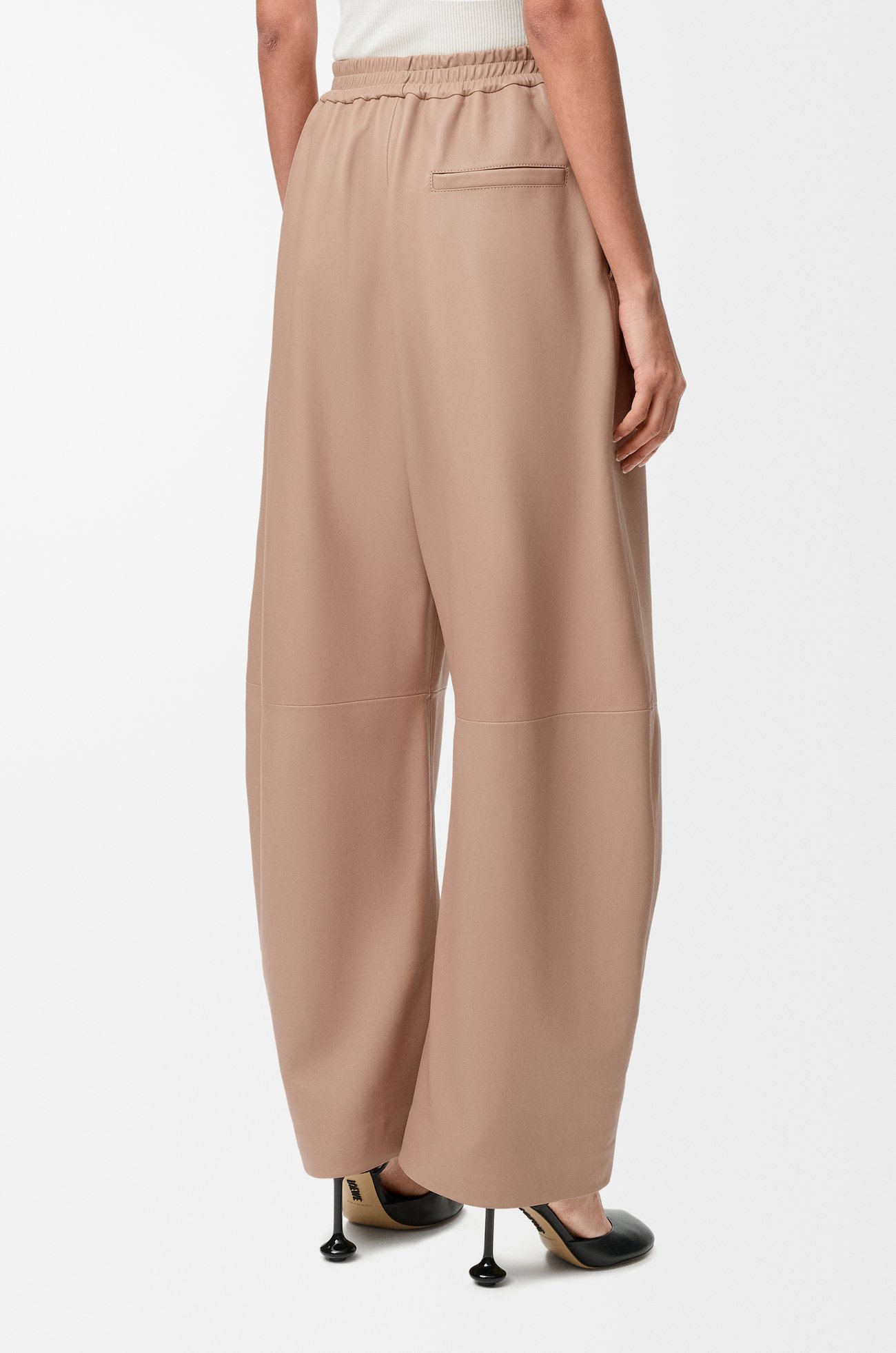 LOEWE Pantalón barrel en piel napa de cordero Beige