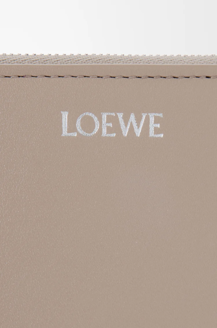 LOEWE Monedero con cremallera en piel napa de ternera Arcilla/Ciruela
