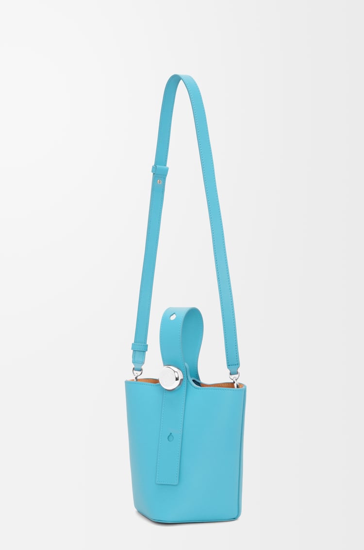 LOEWE 迷你平滑小牛皮 Pebble 水桶包 天空藍